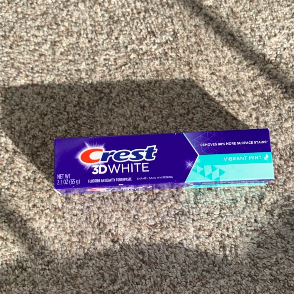 2 bundle Crest 3D White Toothpaste - Vibrant Mint (Purple & Teal)